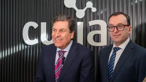 El consejero de Economía y Hacienda y portavoz, Carlos Fernández Carriedo, visita las instalaciones de la empresa biofarmacéutica Curia Spain, acompañado del director José María Martínez. Fotos: Eduardo Margareto