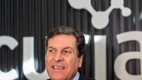 El consejero de Economía y Hacienda y portavoz, Carlos Fernández Carriedo, visita las instalaciones de la empresa biofarmacéutica Curia Spain, acompañado del director José María Martínez. Fotos: Eduardo Margareto