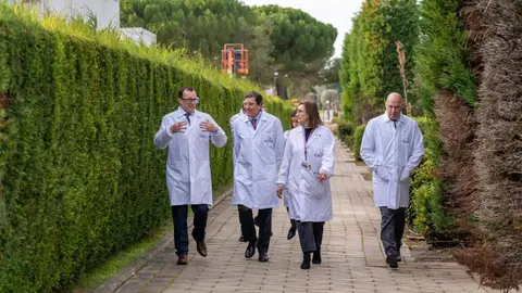 El consejero de Economía y Hacienda y portavoz, Carlos Fernández Carriedo, visita las instalaciones de la empresa biofarmacéutica Curia Spain, acompañado del director José María Martínez. Fotos: Eduardo Margareto