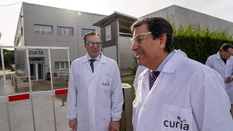 El consejero de Economía y Hacienda y portavoz, Carlos Fernández Carriedo, visita las instalaciones de la empresa biofarmacéutica Curia Spain, acompañado del director José María Martínez. Fotos: Eduardo Margareto