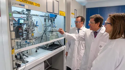 El consejero de Economía y Hacienda y portavoz, Carlos Fernández Carriedo, visita las instalaciones de la empresa biofarmacéutica Curia Spain, acompañado del director José María Martínez. Fotos: Eduardo Margareto