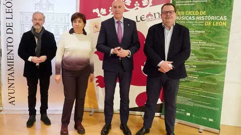 El alcalde de León, José Antonio Diez, presenta el XXIII Ciclo de Músicas Históricas de León junto al director del Centro Nacional de Difusión Musical (CNDM), Francisco José Lorenzo Fraile, la concejala de Acción y Promoción Cultural, Elena Aguado, y el doctor y profesor de Historia del Arte de la Universidad de León, César García. Foto: Campillo.