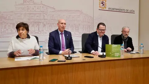 El alcalde de León, José Antonio Diez, presenta el XXIII Ciclo de Músicas Históricas de León junto al director del Centro Nacional de Difusión Musical (CNDM), Francisco José Lorenzo Fraile, la concejala de Acción y Promoción Cultural, Elena Aguado, y el doctor y profesor de Historia del Arte de la Universidad de León, César García. Foto: Campillo.