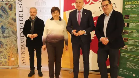 El alcalde de León, José Antonio Diez, presenta el XXIII Ciclo de Músicas Históricas de León junto al director del Centro Nacional de Difusión Musical (CNDM), Francisco José Lorenzo Fraile, la concejala de Acción y Promoción Cultural, Elena Aguado, y el doctor y profesor de Historia del Arte de la Universidad de León, César García. Foto: Isaac Llamazares.