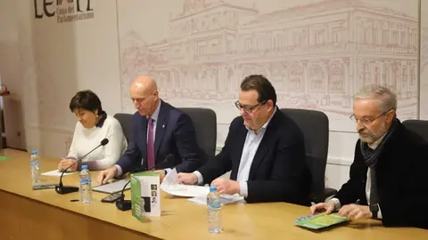 El alcalde de León, José Antonio Diez, presenta el XXIII Ciclo de Músicas Históricas de León junto al director del Centro Nacional de Difusión Musical (CNDM), Francisco José Lorenzo Fraile, la concejala de Acción y Promoción Cultural, Elena Aguado, y el doctor y profesor de Historia del Arte de la Universidad de León, César García. Foto: Isaac Llamazares.