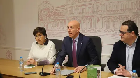 El alcalde de León, José Antonio Diez, presenta el XXIII Ciclo de Músicas Históricas de León junto al director del Centro Nacional de Difusión Musical (CNDM), Francisco José Lorenzo Fraile, la concejala de Acción y Promoción Cultural, Elena Aguado, y el doctor y profesor de Historia del Arte de la Universidad de León, César García. Foto: Isaac Llamazares.