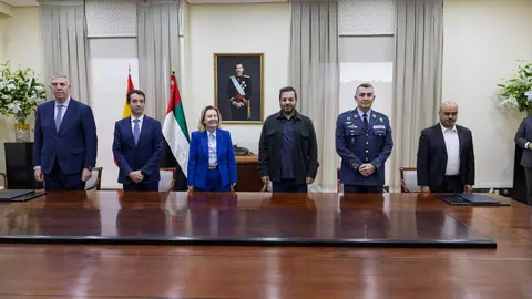 El Ministerio de Defensa ha acogido la firma del acuerdo definitivo entre Indra Group y EDGE Group para la creación de una nueva empresa de fabricación de defensa en España, dedicada al desarrollo, producción y sostenimiento durante todo su ciclo de vida de municiones merodeadoras y sistemas inteligentes destinados a programas de defensa españoles y europeos.