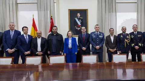 El Ministerio de Defensa ha acogido la firma del acuerdo definitivo entre Indra Group y EDGE Group para la creación de una nueva empresa de fabricación de defensa en España, dedicada al desarrollo, producción y sostenimiento durante todo su ciclo de vida de municiones merodeadoras y sistemas inteligentes destinados a programas de defensa españoles y europeos.