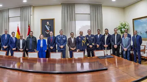 El Ministerio de Defensa ha acogido la firma del acuerdo definitivo entre Indra Group y EDGE Group para la creación de una nueva empresa de fabricación de defensa en España, dedicada al desarrollo, producción y sostenimiento durante todo su ciclo de vida de municiones merodeadoras y sistemas inteligentes destinados a programas de defensa españoles y europeos.