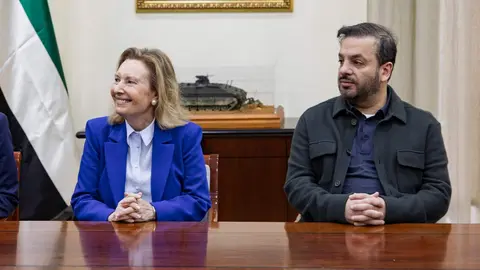 El Ministerio de Defensa ha acogido la firma del acuerdo definitivo entre Indra Group y EDGE Group para la creación de una nueva empresa de fabricación de defensa en España, dedicada al desarrollo, producción y sostenimiento durante todo su ciclo de vida de municiones merodeadoras y sistemas inteligentes destinados a programas de defensa españoles y europeos.