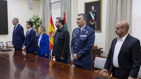 El Ministerio de Defensa ha acogido la firma del acuerdo definitivo entre Indra Group y EDGE Group para la creación de una nueva empresa de fabricación de defensa en España, dedicada al desarrollo, producción y sostenimiento durante todo su ciclo de vida de municiones merodeadoras y sistemas inteligentes destinados a programas de defensa españoles y europeos.