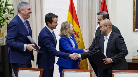 El Ministerio de Defensa ha acogido la firma del acuerdo definitivo entre Indra Group y EDGE Group para la creación de una nueva empresa de fabricación de defensa en España, dedicada al desarrollo, producción y sostenimiento durante todo su ciclo de vida de municiones merodeadoras y sistemas inteligentes destinados a programas de defensa españoles y europeos.