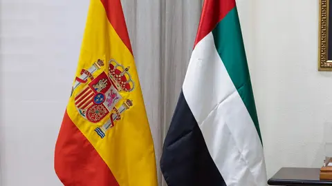 El Ministerio de Defensa ha acogido la firma del acuerdo definitivo entre Indra Group y EDGE Group para la creación de una nueva empresa de fabricación de defensa en España, dedicada al desarrollo, producción y sostenimiento durante todo su ciclo de vida de municiones merodeadoras y sistemas inteligentes destinados a programas de defensa españoles y europeos.