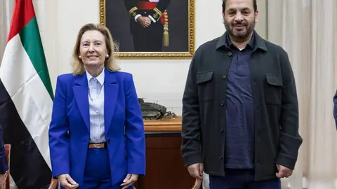 El Ministerio de Defensa ha acogido la firma del acuerdo definitivo entre Indra Group y EDGE Group para la creación de una nueva empresa de fabricación de defensa en España, dedicada al desarrollo, producción y sostenimiento durante todo su ciclo de vida de municiones merodeadoras y sistemas inteligentes destinados a programas de defensa españoles y europeos.