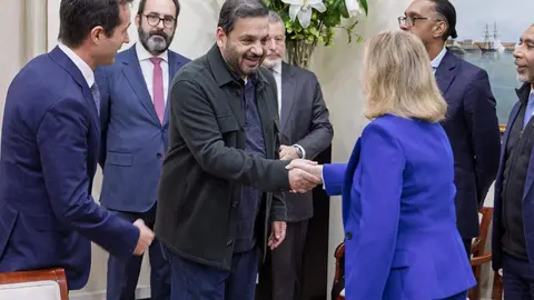 El Ministerio de Defensa ha acogido la firma del acuerdo definitivo entre Indra Group y EDGE Group para la creación de una nueva empresa de fabricación de defensa en España, dedicada al desarrollo, producción y sostenimiento durante todo su ciclo de vida de municiones merodeadoras y sistemas inteligentes destinados a programas de defensa españoles y europeos.
