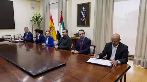 El Ministerio de Defensa ha acogido la firma del acuerdo definitivo entre Indra Group y EDGE Group para la creación de una nueva empresa de fabricación de defensa en España, dedicada al desarrollo, producción y sostenimiento durante todo su ciclo de vida de municiones merodeadoras y sistemas inteligentes destinados a programas de defensa españoles y europeos.