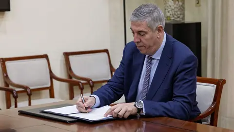 El Ministerio de Defensa ha acogido la firma del acuerdo definitivo entre Indra Group y EDGE Group para la creación de una nueva empresa de fabricación de defensa en España, dedicada al desarrollo, producción y sostenimiento durante todo su ciclo de vida de municiones merodeadoras y sistemas inteligentes destinados a programas de defensa españoles y europeos.