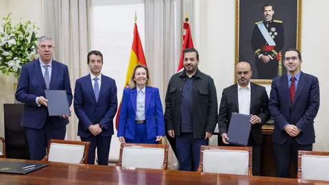 El Ministerio de Defensa ha acogido la firma del acuerdo definitivo entre Indra Group y EDGE Group para la creación de una nueva empresa de fabricación de defensa en España, dedicada al desarrollo, producción y sostenimiento durante todo su ciclo de vida de municiones merodeadoras y sistemas inteligentes destinados a programas de defensa españoles y europeos.