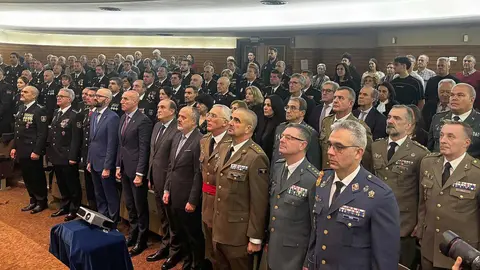 León ha celebrado este martes el 202º aniversario de la creación de la Policía Nacional con un acto institucional centrado en el reconocimiento a la dedicación al servicio público y en el homenaje a los agentes jubilados. El evento estuvo presidido por el subdelegado del Gobierno en León, Héctor Alaiz Moretón, y reunió a autoridades civiles, militares y judiciales.