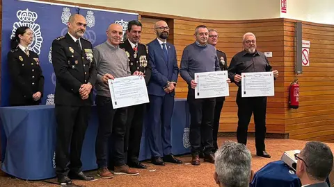 León ha celebrado este martes el 202º aniversario de la creación de la Policía Nacional con un acto institucional centrado en el reconocimiento a la dedicación al servicio público y en el homenaje a los agentes jubilados. El evento estuvo presidido por el subdelegado del Gobierno en León, Héctor Alaiz Moretón, y reunió a autoridades civiles, militares y judiciales.
