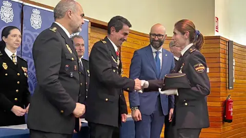 León ha celebrado este martes el 202º aniversario de la creación de la Policía Nacional con un acto institucional centrado en el reconocimiento a la dedicación al servicio público y en el homenaje a los agentes jubilados. El evento estuvo presidido por el subdelegado del Gobierno en León, Héctor Alaiz Moretón, y reunió a autoridades civiles, militares y judiciales.