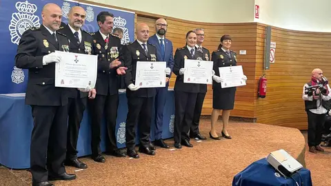 León ha celebrado este martes el 202º aniversario de la creación de la Policía Nacional con un acto institucional centrado en el reconocimiento a la dedicación al servicio público y en el homenaje a los agentes jubilados. El evento estuvo presidido por el subdelegado del Gobierno en León, Héctor Alaiz Moretón, y reunió a autoridades civiles, militares y judiciales.