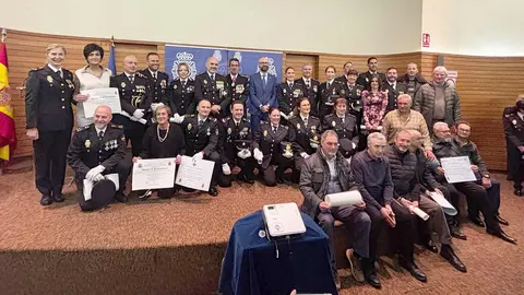 León ha celebrado este martes el 202º aniversario de la creación de la Policía Nacional con un acto institucional centrado en el reconocimiento a la dedicación al servicio público y en el homenaje a los agentes jubilados. El evento estuvo presidido por el subdelegado del Gobierno en León, Héctor Alaiz Moretón, y reunió a autoridades civiles, militares y judiciales.