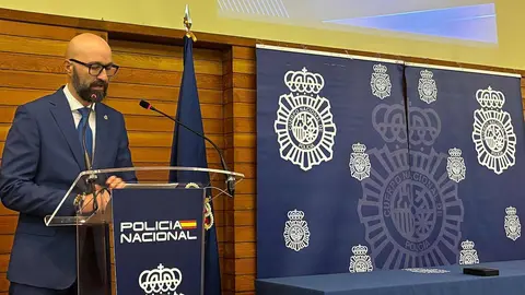 León ha celebrado este martes el 202º aniversario de la creación de la Policía Nacional con un acto institucional centrado en el reconocimiento a la dedicación al servicio público y en el homenaje a los agentes jubilados. El evento estuvo presidido por el subdelegado del Gobierno en León, Héctor Alaiz Moretón, y reunió a autoridades civiles, militares y judiciales.