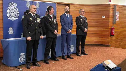 León ha celebrado este martes el 202º aniversario de la creación de la Policía Nacional con un acto institucional centrado en el reconocimiento a la dedicación al servicio público y en el homenaje a los agentes jubilados. El evento estuvo presidido por el subdelegado del Gobierno en León, Héctor Alaiz Moretón, y reunió a autoridades civiles, militares y judiciales.