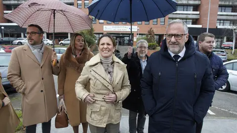 La portavoz nacional de Sanidad de Vox, María García Fúster (C), y el miembro del Comité Ejecutivo Provincial y presidente de las Cortes de Castilla y León, Carlos Pollán (D), tras su reunión con OncoBierzo. Foto: César Sánchez.