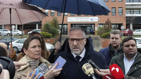La portavoz nacional de Sanidad de Vox, María García Fúster, y el miembro del Comité Ejecutivo Provincial y presidente de las Cortes de Castilla y León, Carlos Pollán, tras su reunión con OncoBierzo. Foto: César Sánchez.