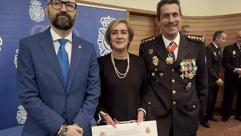 Esther Montiel, una de las policías jubiladas que este martes recibió su reconocimiento.