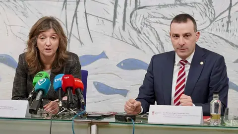 La rectora de la Universidad de León, Nuria González, y el vicerrector de Infraestructuras, Sostenibilidad y Transformación Digital, Ramón Ángel Fernández, informan sobre los avances para la implantación del grado en Medicina tanto en materia de infraestructuras como a nivel académico. Foto: Campillo