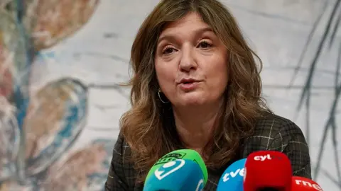 La rectora de la Universidad de León, Nuria González, y el vicerrector de Infraestructuras, Sostenibilidad y Transformación Digital, Ramón Ángel Fernández, informan sobre los avances para la implantación del grado en Medicina tanto en materia de infraestructuras como a nivel académico. Foto: Campillo