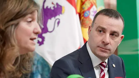 La rectora de la Universidad de León, Nuria González, y el vicerrector de Infraestructuras, Sostenibilidad y Transformación Digital, Ramón Ángel Fernández, informan sobre los avances para la implantación del grado en Medicina tanto en materia de infraestructuras como a nivel académico. Foto: Campillo