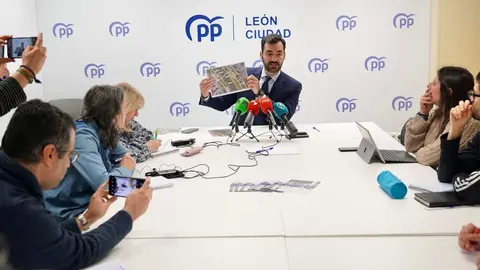 El portavoz del Grupo Municipal del Partido Popular del Ayuntamiento de León, David Fernández, ofrece una rueda de prensa sobre iniciativas urbanísticas del equipo de gobierno. Foto: Campillo.