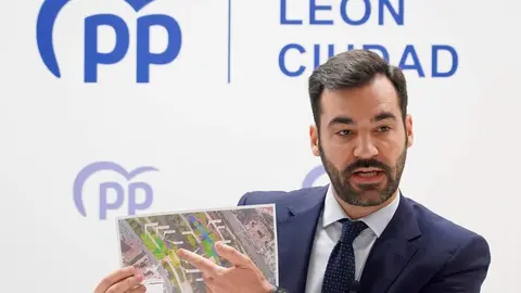 El portavoz del Grupo Municipal del Partido Popular del Ayuntamiento de León, David Fernández, ofrece una rueda de prensa sobre iniciativas urbanísticas del equipo de gobierno. Foto: Campillo.