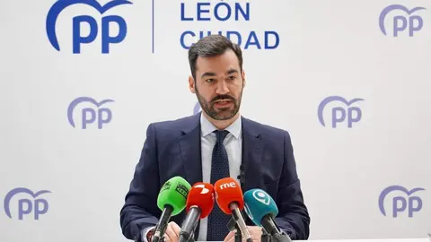 El portavoz del Grupo Municipal del Partido Popular del Ayuntamiento de León, David Fernández, ofrece una rueda de prensa sobre iniciativas urbanísticas del equipo de gobierno. Foto: Campillo.