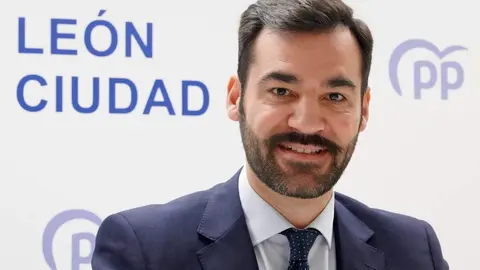 El portavoz del Grupo Municipal del Partido Popular del Ayuntamiento de León, David Fernández, ofrece una rueda de prensa sobre iniciativas urbanísticas del equipo de gobierno. Foto: Campillo.