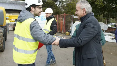 El delegado del Gobierno, Nicanor Sen, durante su visita las obras de mejora energética realizadas en el colegio La Cortina de Fabero. Foto: César Sánchez.