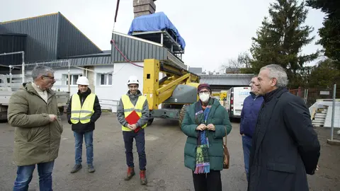 El delegado del Gobierno, Nicanor Sen, durante su visita las obras de mejora energética realizadas en el colegio La Cortina de Fabero. Foto: César Sánchez.