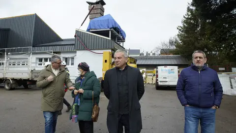 El delegado del Gobierno, Nicanor Sen, durante su visita las obras de mejora energética realizadas en el colegio La Cortina de Fabero. Foto: César Sánchez.