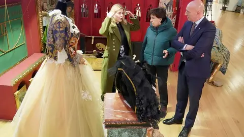 El alcalde de León, José Antonio Diez, inaugura la exposición ‘Cuéntame un cuadro’ junto a su autora, Rosana Largo, y a la concejala de Acción y Promoción Cultural, Elena Aguado. Foto: Campillo.