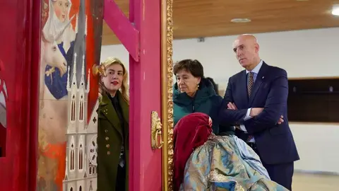 El alcalde de León, José Antonio Diez, inaugura la exposición ‘Cuéntame un cuadro’ junto a su autora, Rosana Largo, y a la concejala de Acción y Promoción Cultural, Elena Aguado. Foto: Campillo.