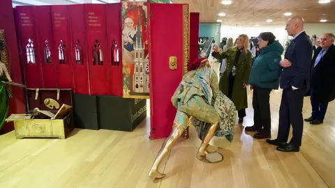 El alcalde de León, José Antonio Diez, inaugura la exposición ‘Cuéntame un cuadro’ junto a su autora, Rosana Largo, y a la concejala de Acción y Promoción Cultural, Elena Aguado. Foto: Campillo.