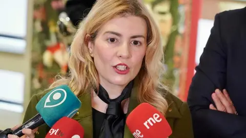 El alcalde de León, José Antonio Diez, inaugura la exposición ‘Cuéntame un cuadro’ junto a su autora, Rosana Largo, y a la concejala de Acción y Promoción Cultural, Elena Aguado. Foto: Campillo.