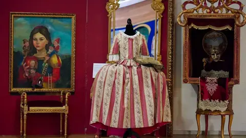 El alcalde de León, José Antonio Diez, inaugura la exposición ‘Cuéntame un cuadro’ junto a su autora, Rosana Largo, y a la concejala de Acción y Promoción Cultural, Elena Aguado. Foto: Campillo.