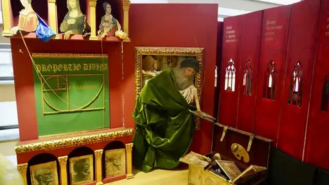 El alcalde de León, José Antonio Diez, inaugura la exposición ‘Cuéntame un cuadro’ junto a su autora, Rosana Largo, y a la concejala de Acción y Promoción Cultural, Elena Aguado. Foto: Campillo.