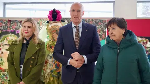 El alcalde de León, José Antonio Diez, inaugura la exposición ‘Cuéntame un cuadro’ junto a su autora, Rosana Largo, y a la concejala de Acción y Promoción Cultural, Elena Aguado. Foto: Campillo.