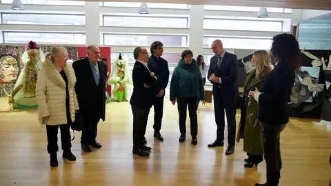 El alcalde de León, José Antonio Diez, inaugura la exposición ‘Cuéntame un cuadro’ junto a su autora, Rosana Largo, y a la concejala de Acción y Promoción Cultural, Elena Aguado. Foto: Campillo.